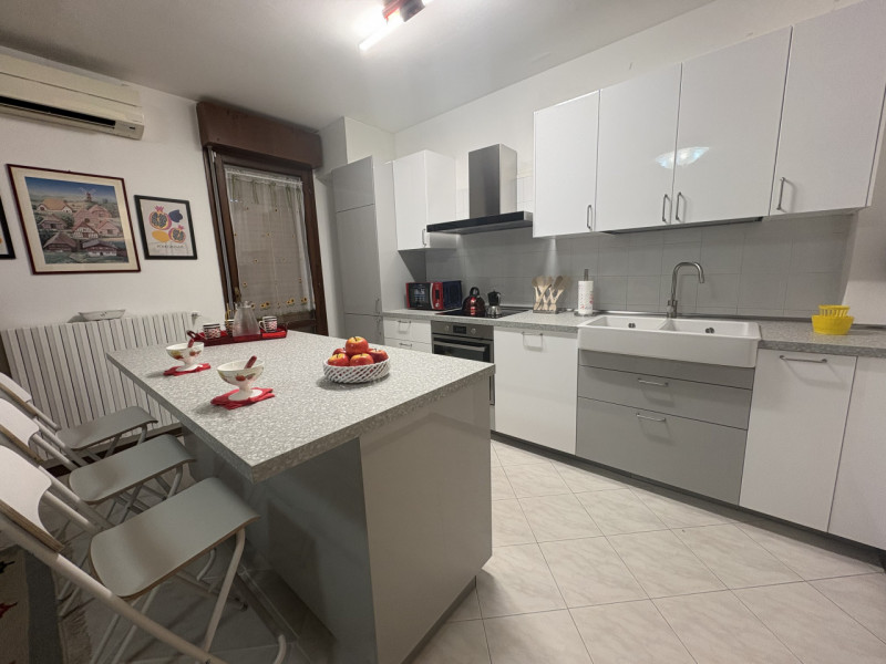 Scopri questo splendido appartamento situato nel cuore di Albignasego, un comune caratterizzato d...