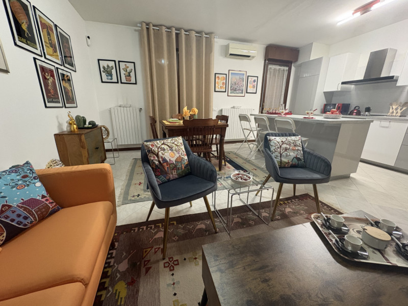 Scopri questo splendido appartamento situato nel cuore di Albignasego, un comune caratterizzato d...