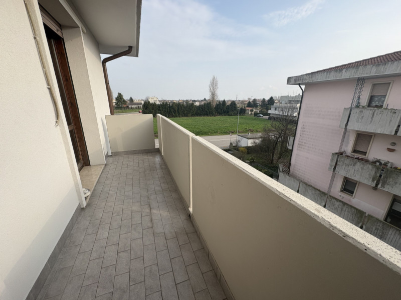 Scopri questo splendido appartamento situato nel cuore di Albignasego, un comune caratterizzato d...