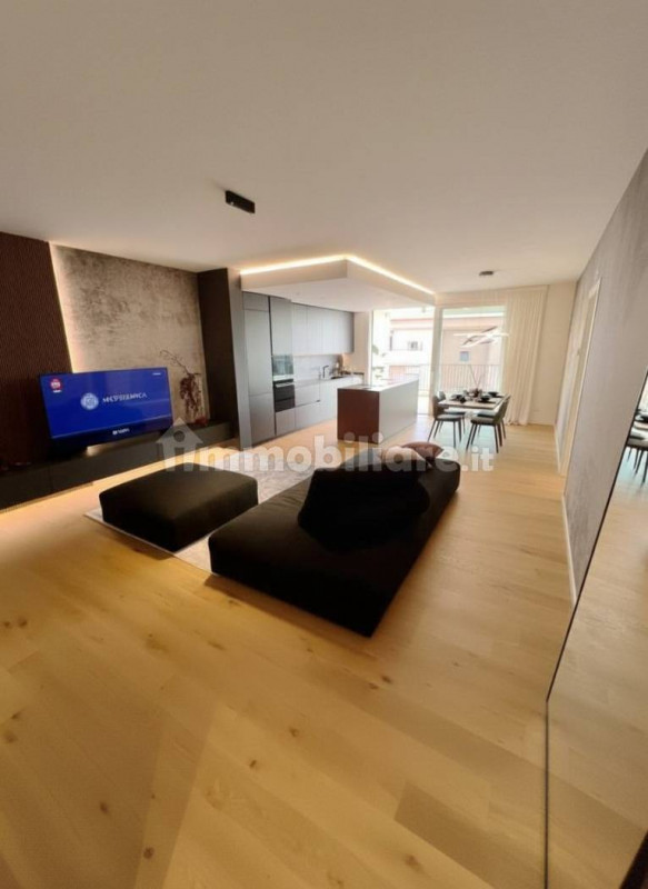 Porta Trento Nuovo appartamento  4 camere da letto e con 2 garage


In un'area residenziale carat...