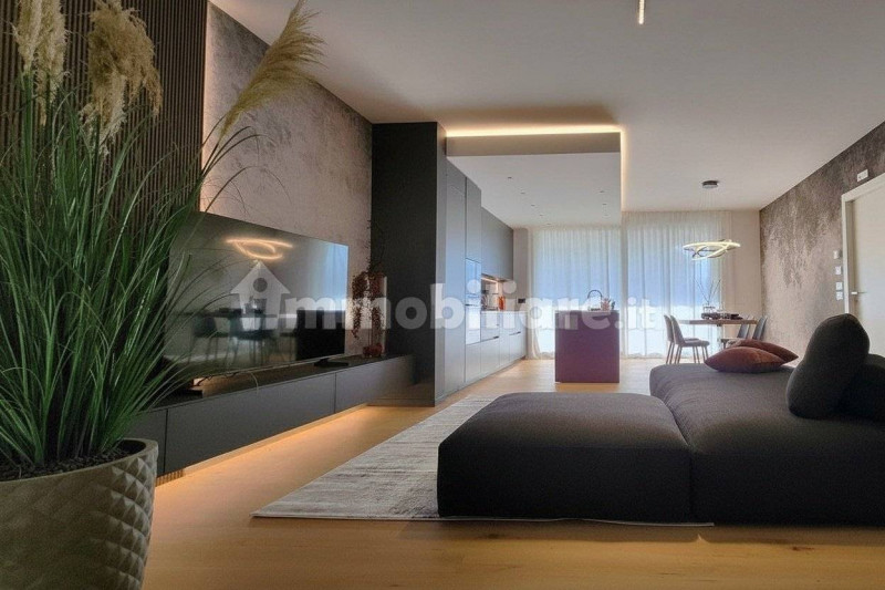 Porta Trento Nuovo appartamento  4 camere da letto e con 2 garage


In un'area residenziale carat...