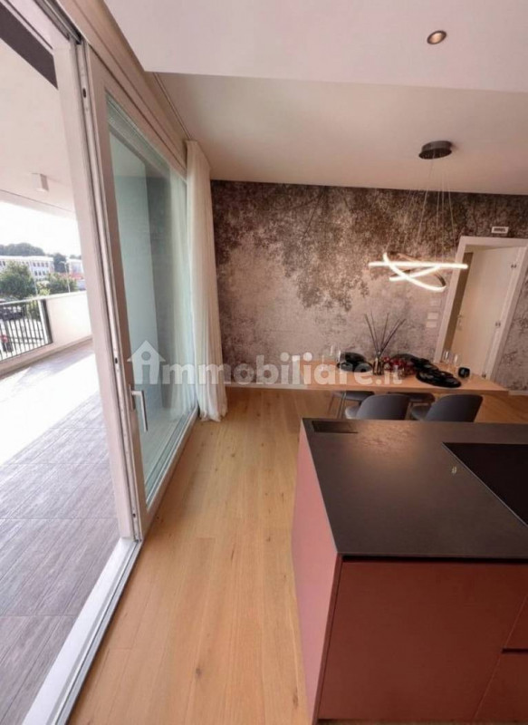 Porta Trento Nuovo appartamento  4 camere da letto e con 2 garage


In un'area residenziale carat...