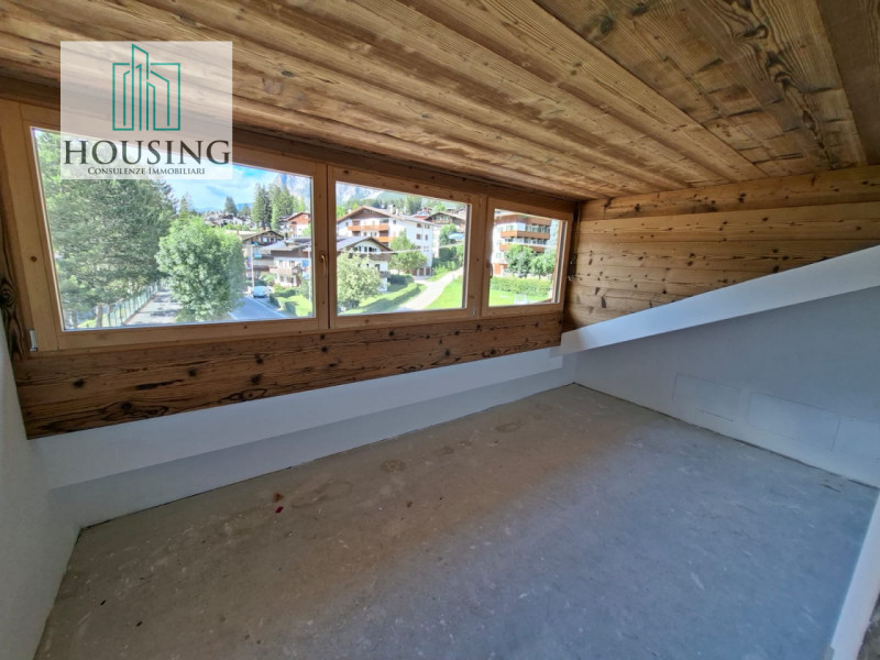 Nel cuore pulsante di Cortina d’Ampezzo, proponiamo una rara opportunità: un raffinato appartamen...