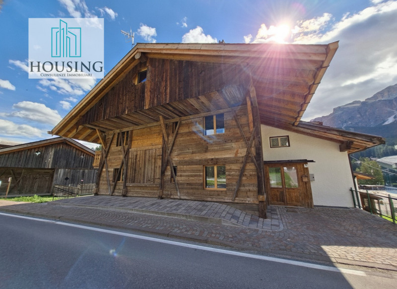 Nel cuore pulsante di Cortina d’Ampezzo, proponiamo una rara opportunità: un raffinato appartamen...