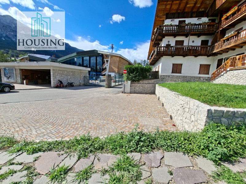 Nel cuore pulsante di Cortina d’Ampezzo, proponiamo una rara opportunità: un raffinato appartamen...