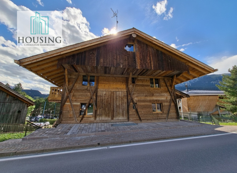 Nel cuore pulsante di Cortina d’Ampezzo, proponiamo una rara opportunità: un raffinato appartamen...