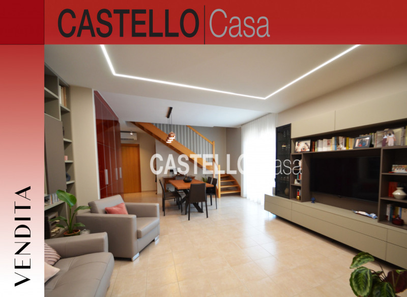 Splendido attico situato nel centro di Castelfranco Veneto. Con una superficie di 110 mq, l'immob...