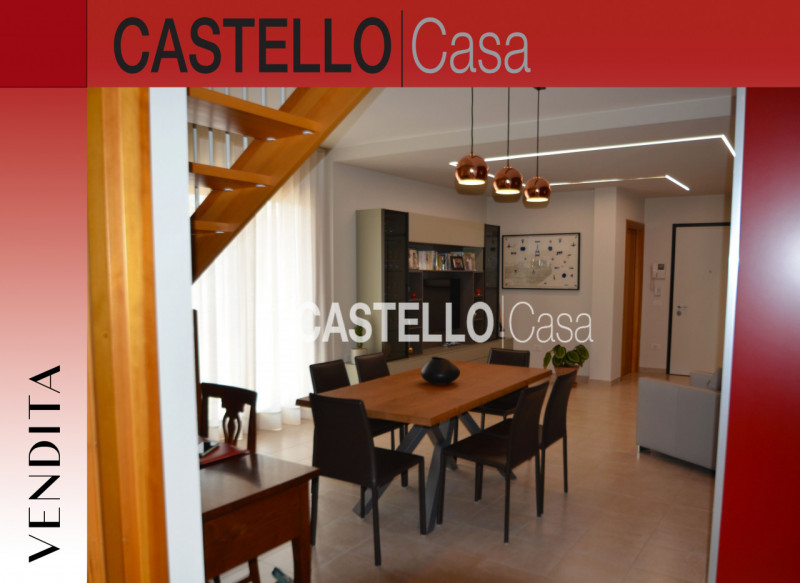 Splendido attico situato nel centro di Castelfranco Veneto. Con una superficie di 110 mq, l'immob...
