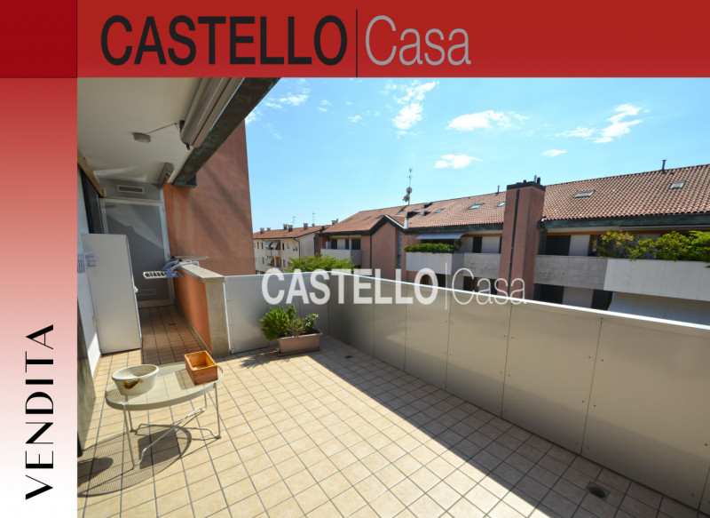 Splendido attico situato nel centro di Castelfranco Veneto. Con una superficie di 110 mq, l'immob...