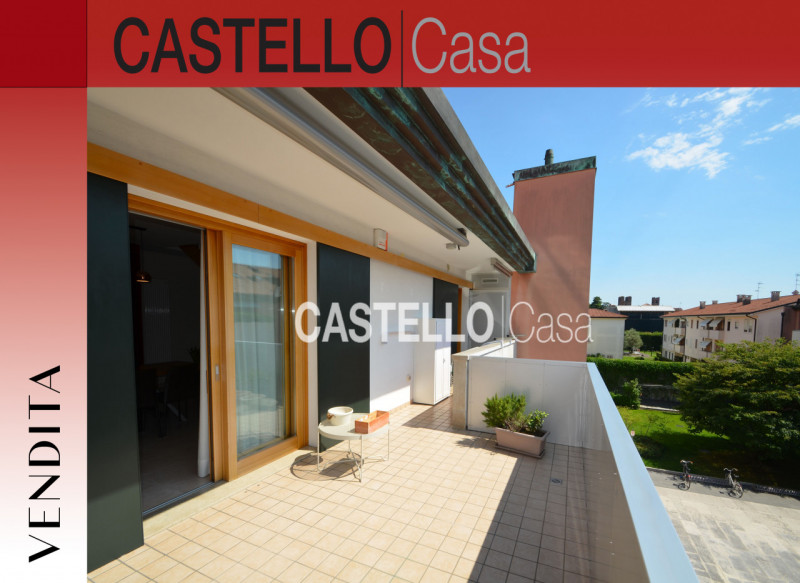 Splendido attico situato nel centro di Castelfranco Veneto. Con una superficie di 110 mq, l'immob...