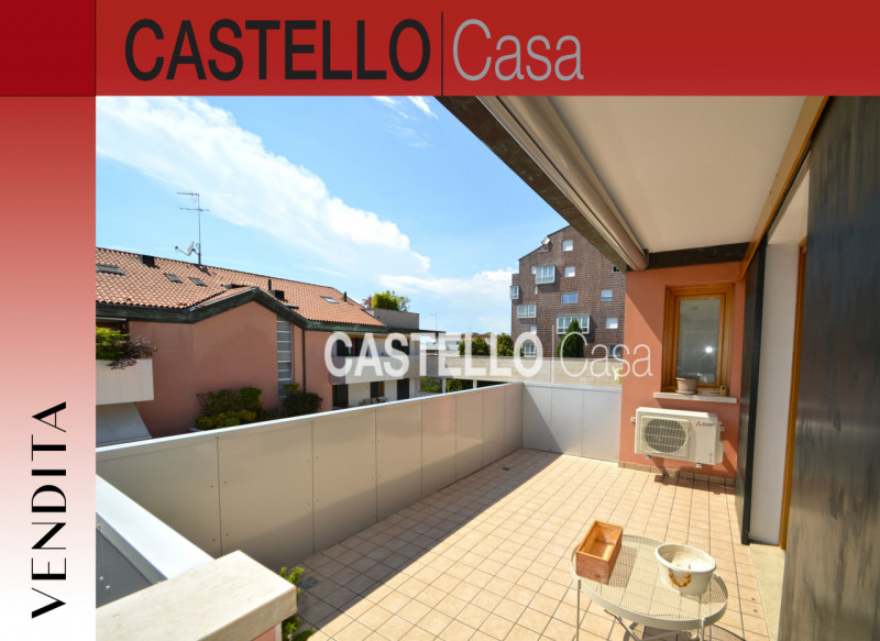 Splendido attico situato nel centro di Castelfranco Veneto. Con una superficie di 110 mq, l'immob...