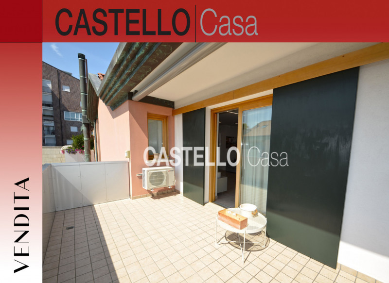 Splendido attico situato nel centro di Castelfranco Veneto. Con una superficie di 110 mq, l'immob...