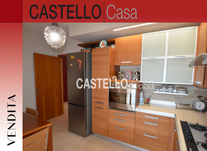 Splendido attico situato nel centro di Castelfranco Veneto. Con una superficie di 110 mq, l'immob...
