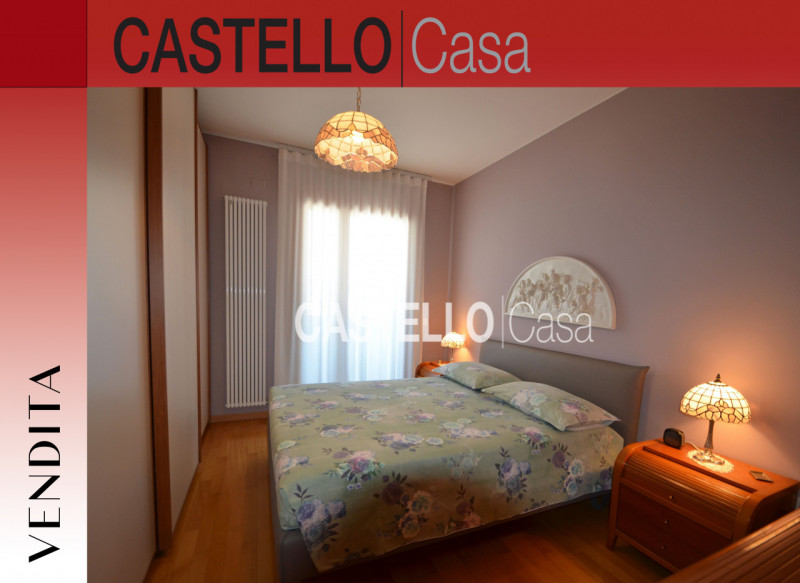 Splendido attico situato nel centro di Castelfranco Veneto. Con una superficie di 110 mq, l'immob...