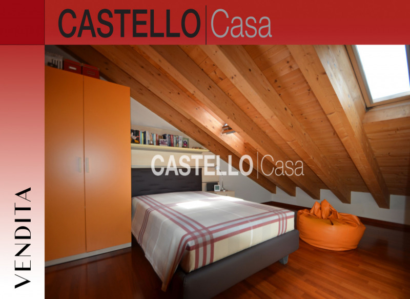Splendido attico situato nel centro di Castelfranco Veneto. Con una superficie di 110 mq, l'immob...