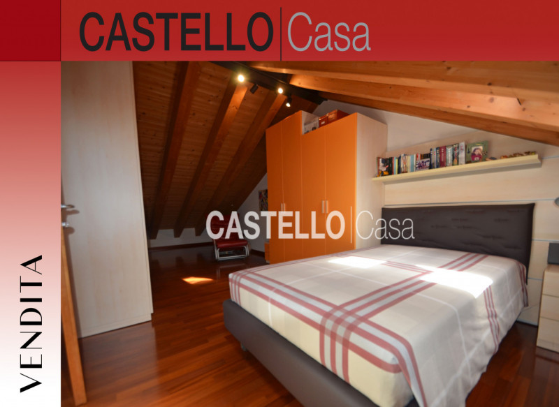 Splendido attico situato nel centro di Castelfranco Veneto. Con una superficie di 110 mq, l'immob...