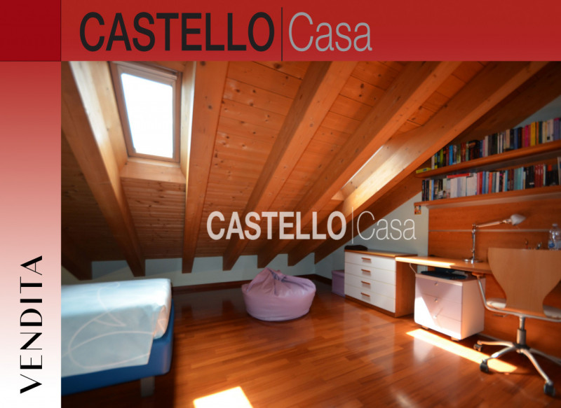 Splendido attico situato nel centro di Castelfranco Veneto. Con una superficie di 110 mq, l'immob...
