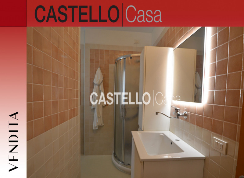 Splendido attico situato nel centro di Castelfranco Veneto. Con una superficie di 110 mq, l'immob...