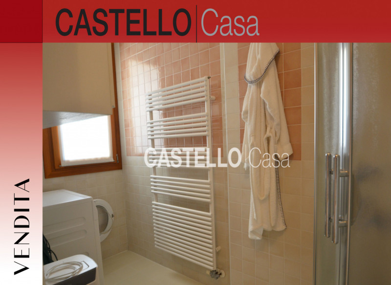 Splendido attico situato nel centro di Castelfranco Veneto. Con una superficie di 110 mq, l'immob...