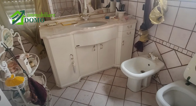 Scopri questa incantevole casa a schiera situata nel cuore di Poleo, una delle zone più ricercate...