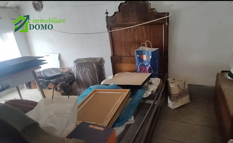 Scopri questa incantevole casa a schiera situata nel cuore di Poleo, una delle zone più ricercate...