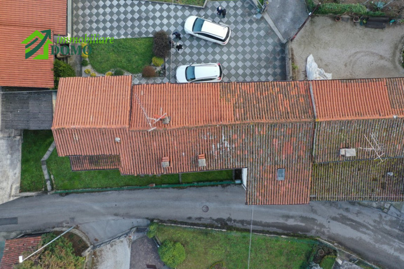 Scopri questa incantevole casa a schiera situata nel cuore di Poleo, una delle zone più ricercate...
