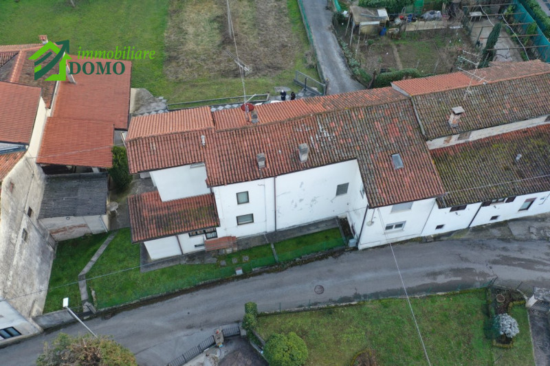 Scopri questa incantevole casa a schiera situata nel cuore di Poleo, una delle zone più ricercate...