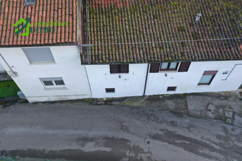 Scopri questa incantevole casa a schiera situata nel cuore di Poleo, una delle zone più ricercate...
