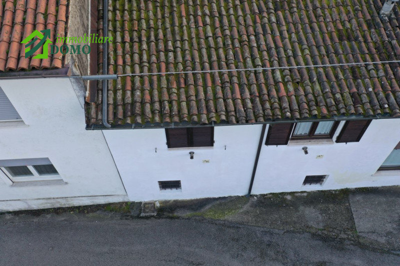Scopri questa incantevole casa a schiera situata nel cuore di Poleo, una delle zone più ricercate...