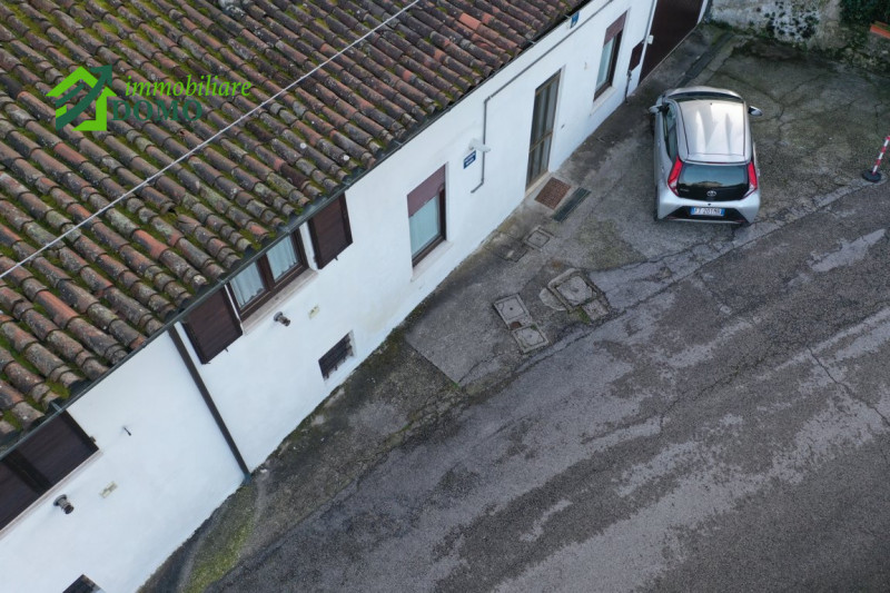 Scopri questa incantevole casa a schiera situata nel cuore di Poleo, una delle zone più ricercate...