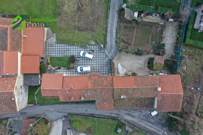 Scopri questa incantevole casa a schiera situata nel cuore di Poleo, una delle zone più ricercate...