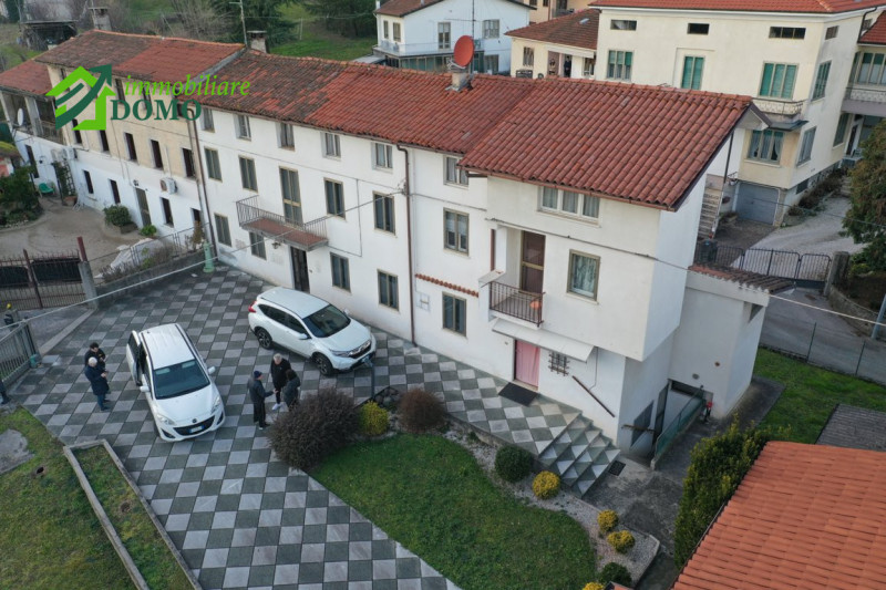 Scopri questa incantevole casa a schiera situata nel cuore di Poleo, una delle zone più ricercate...