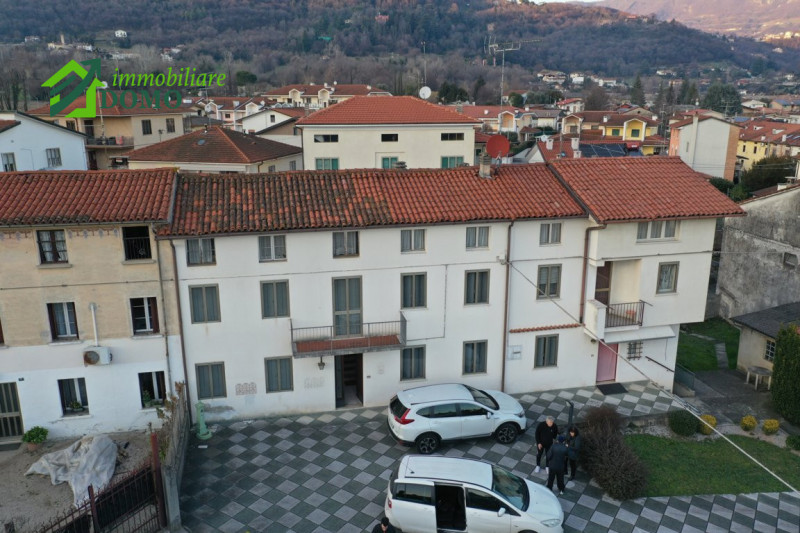 Scopri questa incantevole casa a schiera situata nel cuore di Poleo, una delle zone più ricercate...