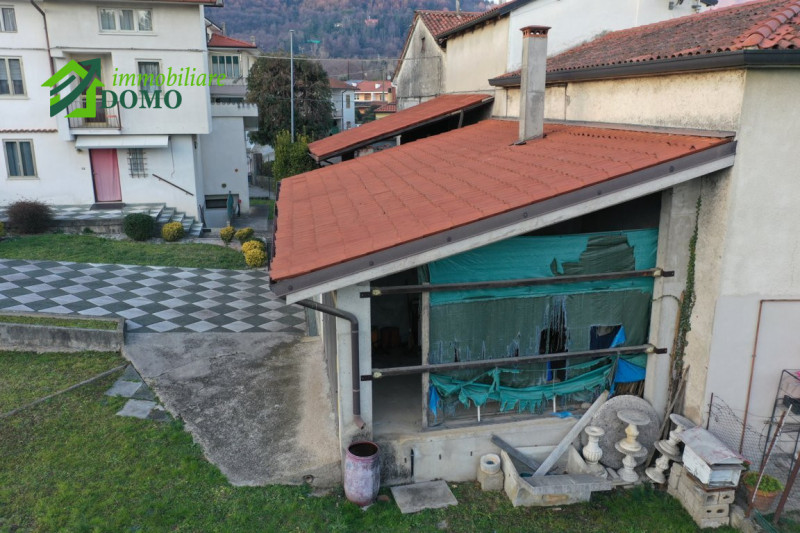 Scopri questa incantevole casa a schiera situata nel cuore di Poleo, una delle zone più ricercate...