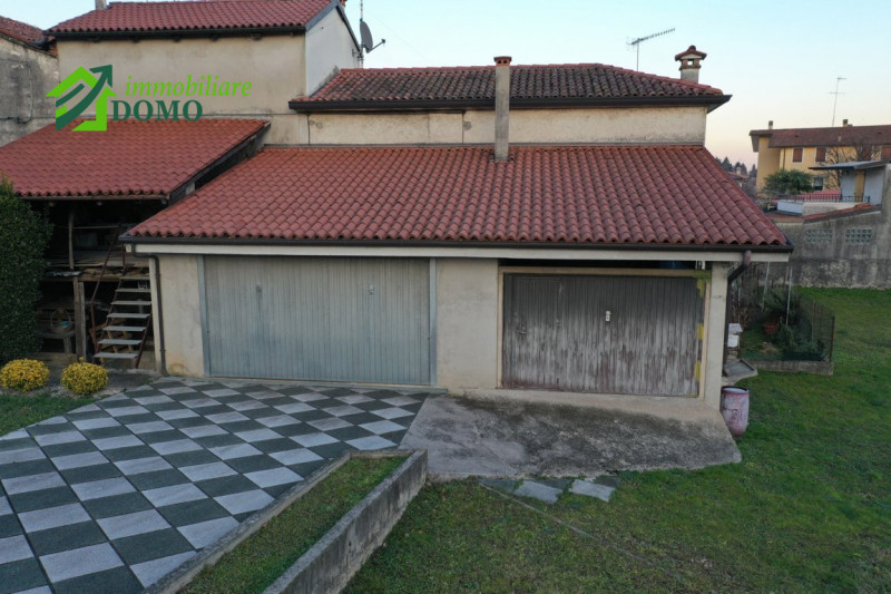 Scopri questa incantevole casa a schiera situata nel cuore di Poleo, una delle zone più ricercate...