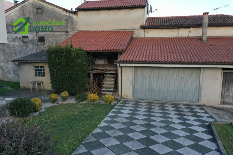 Scopri questa incantevole casa a schiera situata nel cuore di Poleo, una delle zone più ricercate...