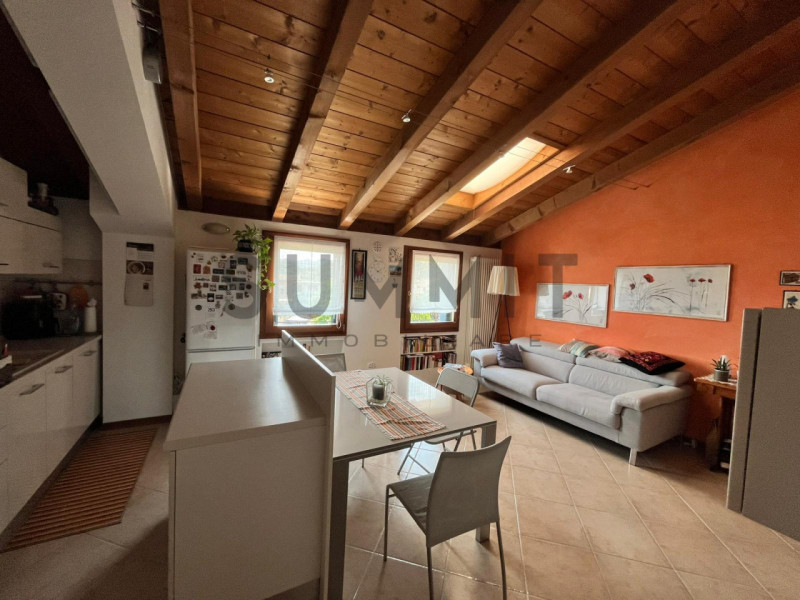 MALO: In zona tranquilla e comoda ai servizi BICAMERE mansardato al secondo e ultimo piano, arred...