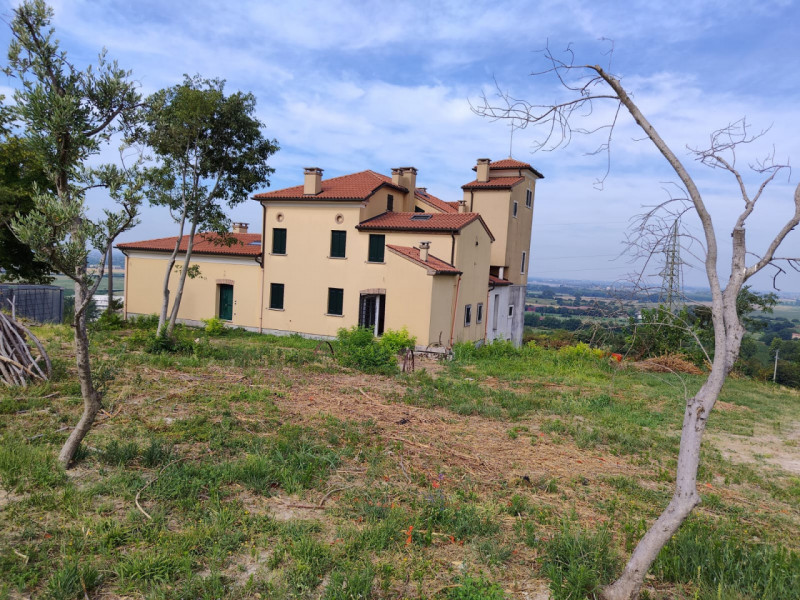 Scopri questo incantevole casale rustico situato nel cuore di Este, una delle città più affascina...