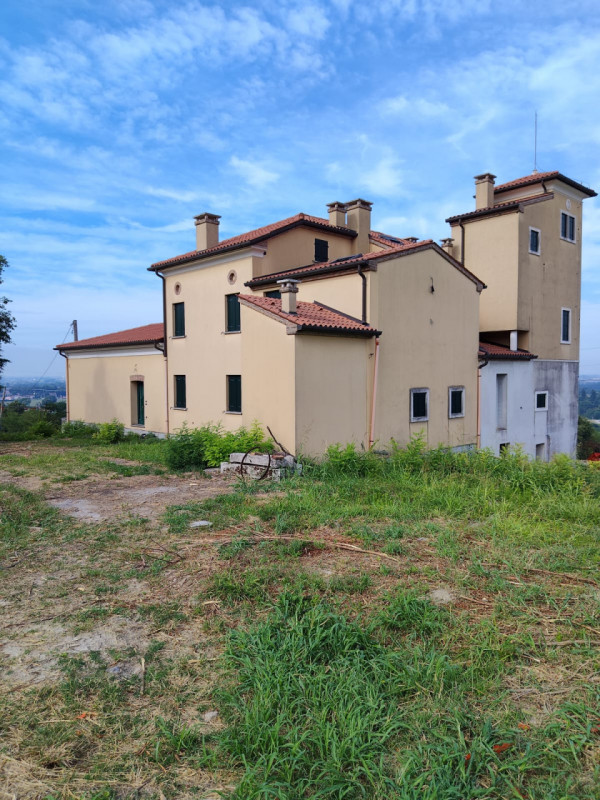 Scopri questo incantevole casale rustico situato nel cuore di Este, una delle città più affascina...
