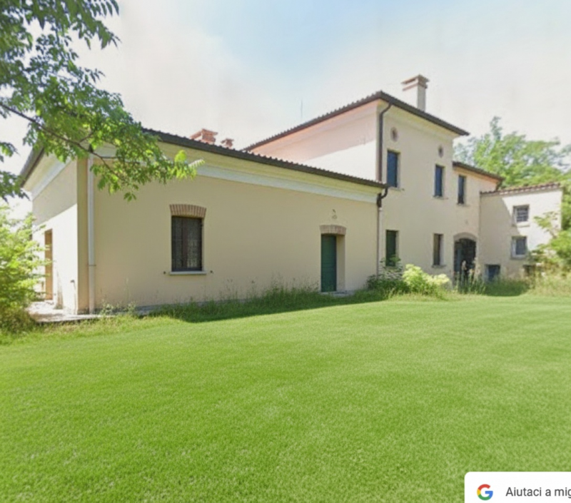 Scopri questo incantevole casale rustico situato nel cuore di Este, una delle città più affascina...