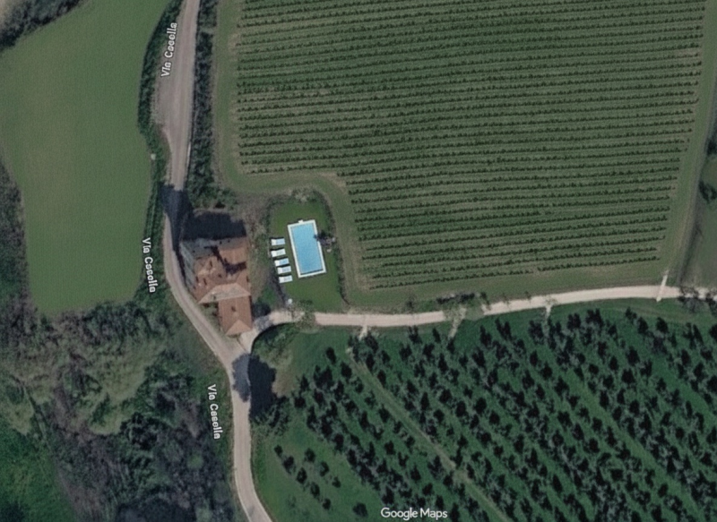 Scopri questo incantevole casale rustico situato nel cuore di Este, una delle città più affascina...