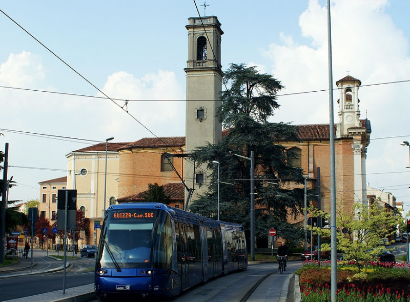 Piazzale Santa Croce. Proponiamo in locazione garage singolo di circa 15 mq. E' posto al piano in...