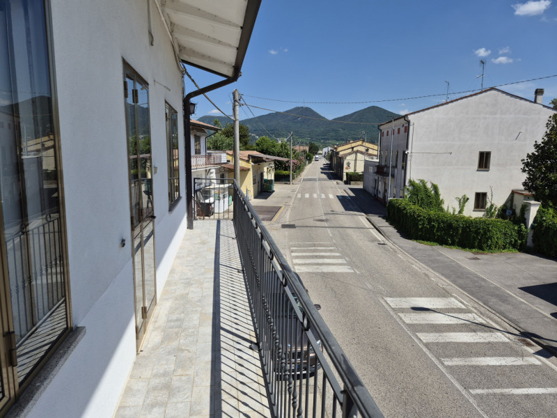 Vo' (PD), Località Vo' di Sotto, Proponiamo in Vendita Ampio Appartamento di circa mq.150 svilupp...