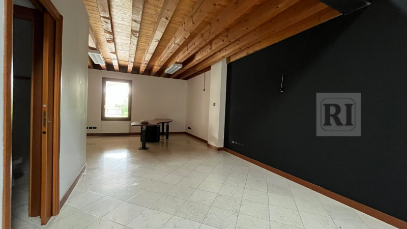 Se stai cercando un ufficio che combini eleganza e funzionalità, non perdere questa opportunità u...