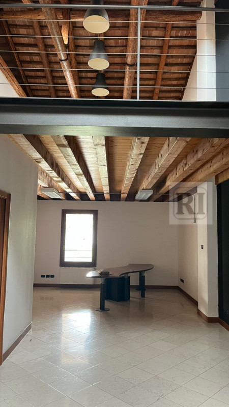 Se stai cercando un ufficio che combini eleganza e funzionalità, non perdere questa opportunità u...