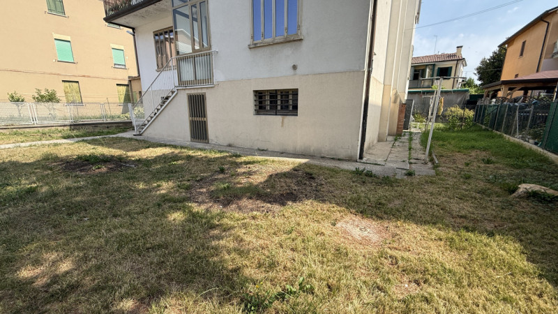 QUARTIERE ARCELLA a due passi dalla stazione e dal centro città, comodissimi tutti i servizi di p...
