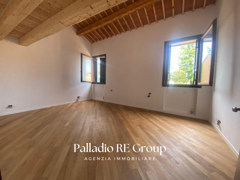 Attico esclusivo di circa 350 mq, situato all'ultimo piano di un affascinante palazzo storico.

 ...