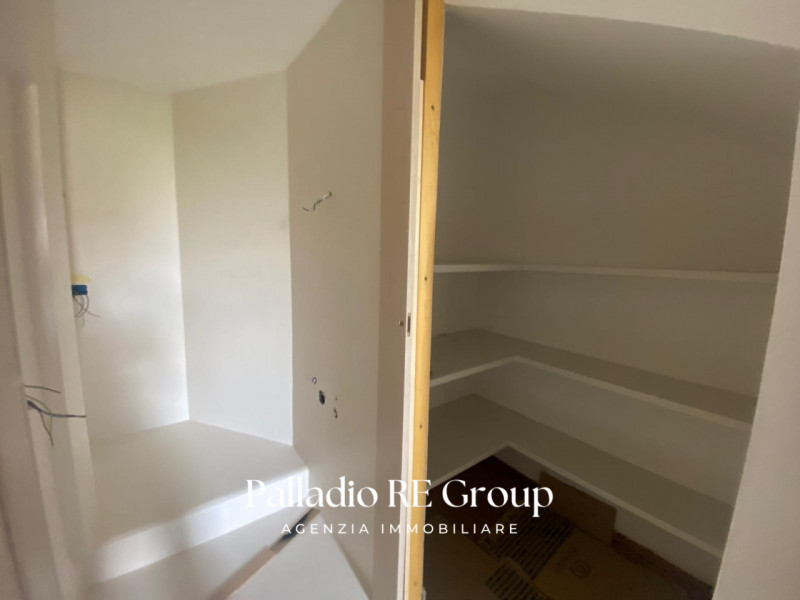 Attico esclusivo di circa 350 mq, situato all'ultimo piano di un affascinante palazzo storico.

 ...