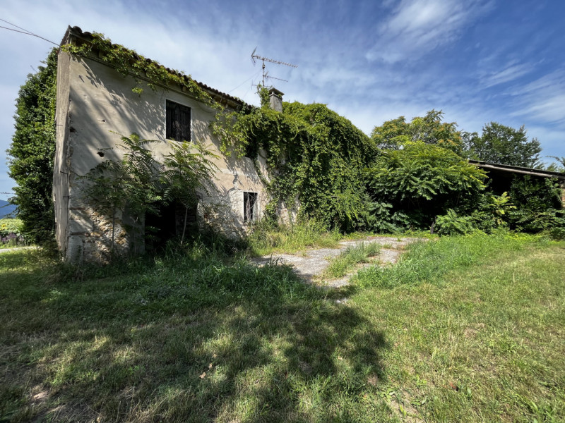 VILLAGA: Località Quargente. Proponiamo in vendita un ampio rustico di campagna immerso nella tra...