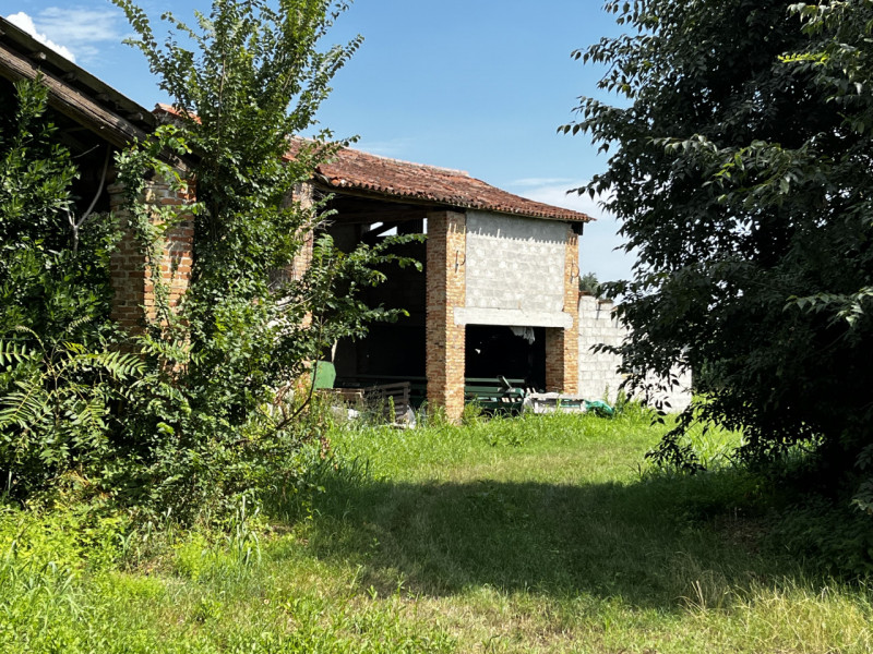 VILLAGA: Località Quargente. Proponiamo in vendita un ampio rustico di campagna immerso nella tra...